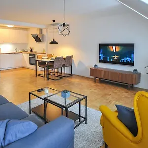  Apartment Strict
